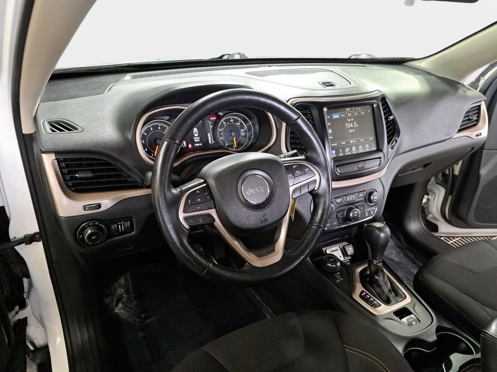 Used 2016 Jeep Cherokee Latitude w/ Cold Weather Group AWD/4WD image 16