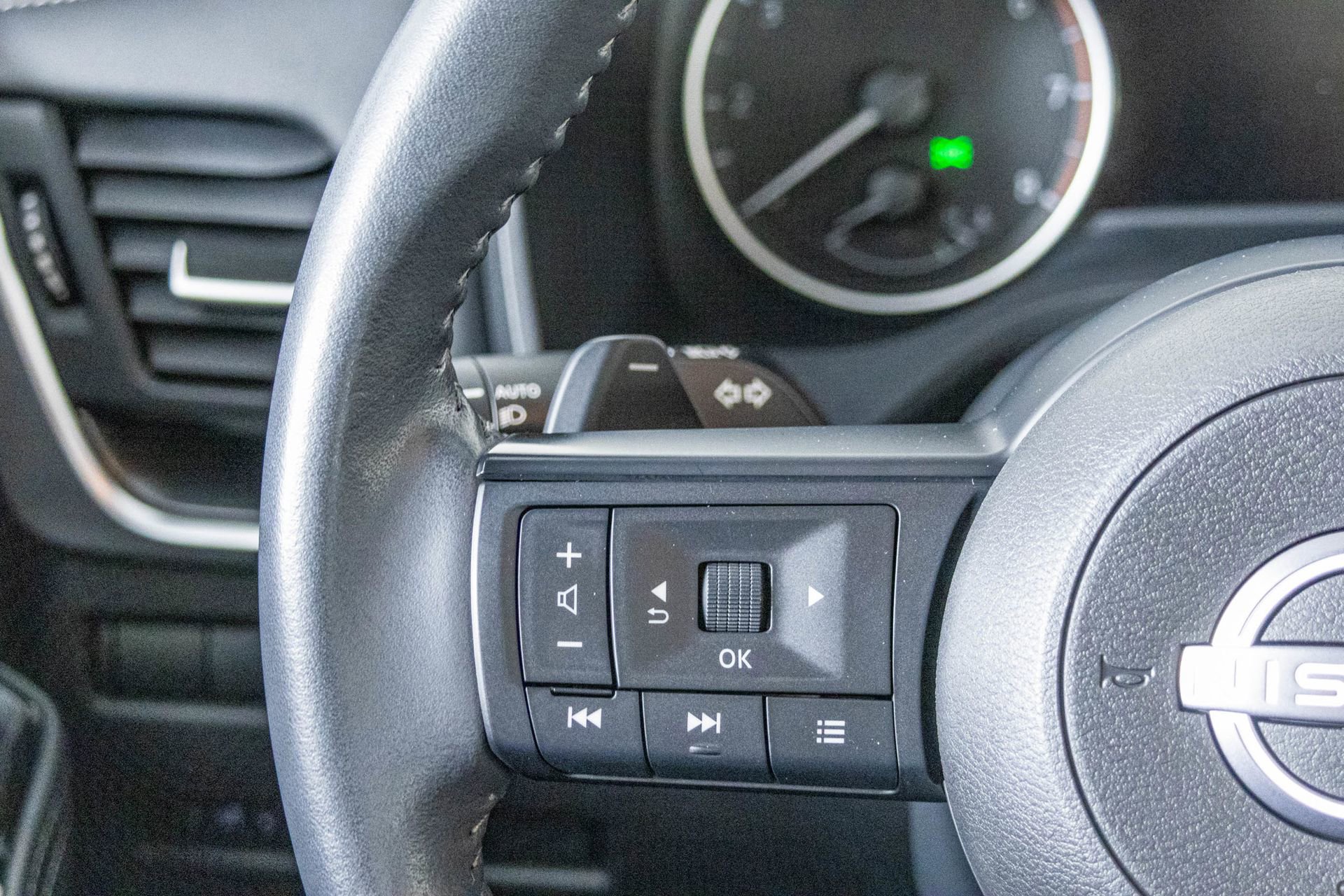 Used 2024 Nissan Rogue SV w/ SV Premium Package image 32