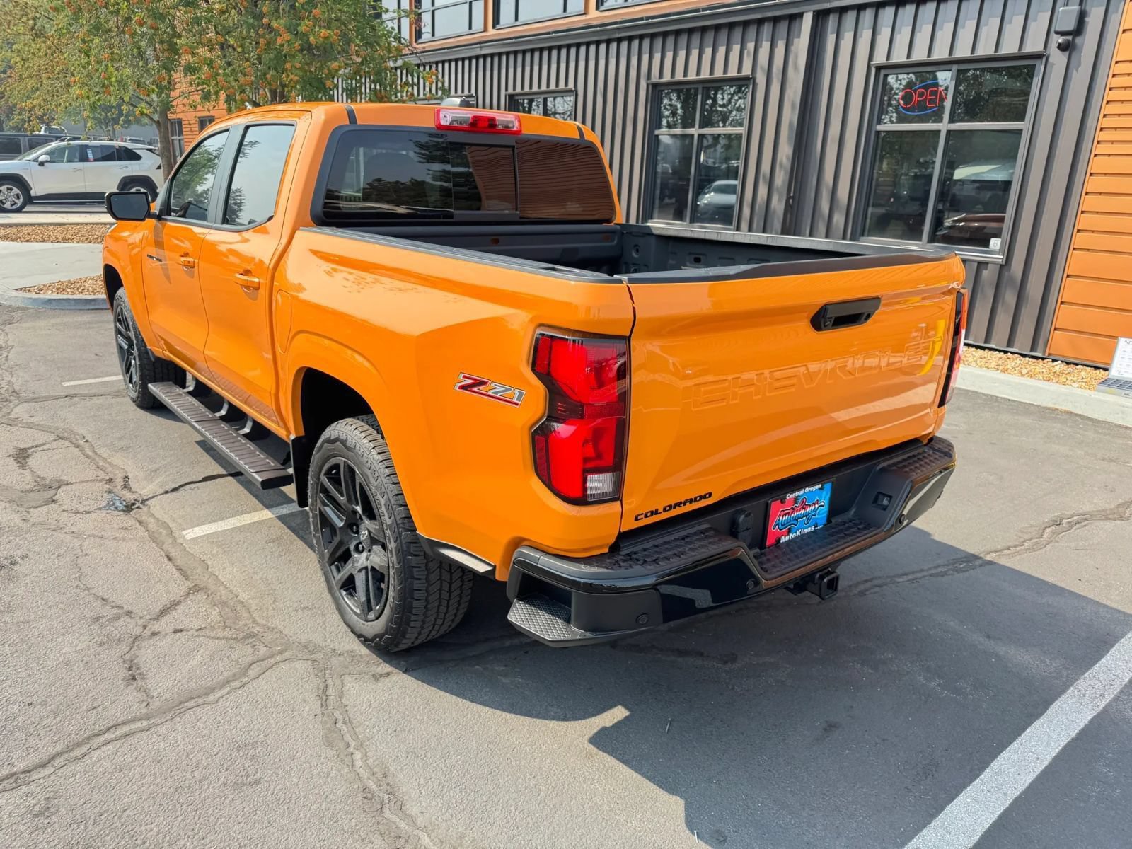 Used 2025 Chevrolet Colorado Z71 w/ Technology Package AWD/4WD image 3