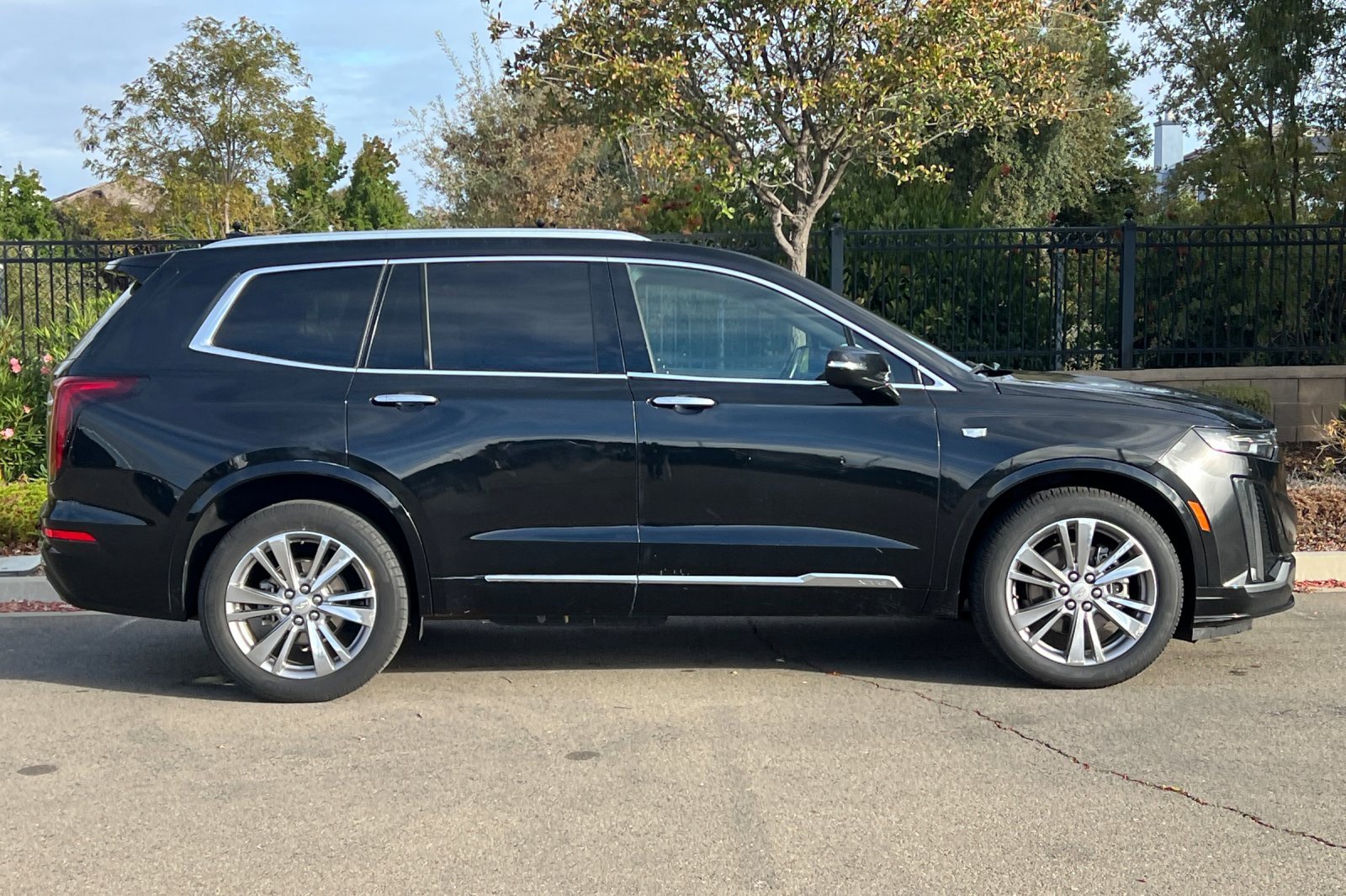 Used 2023 Cadillac XT6 Premium Luxury image 3
