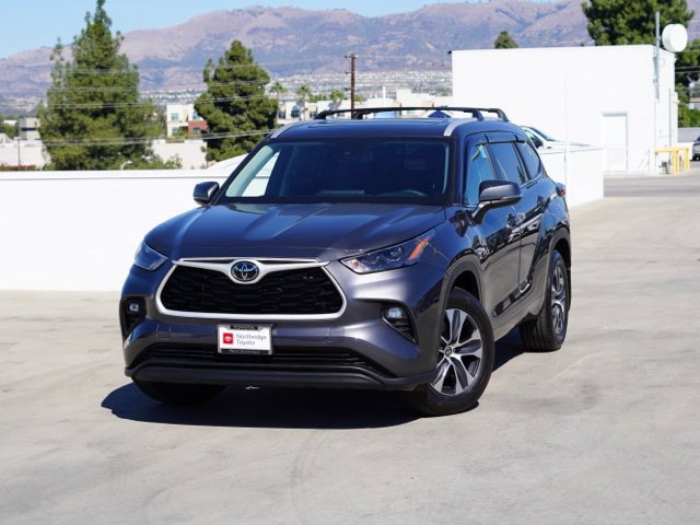 Used 2024 Toyota Highlander XLE AWD/4WD image 5