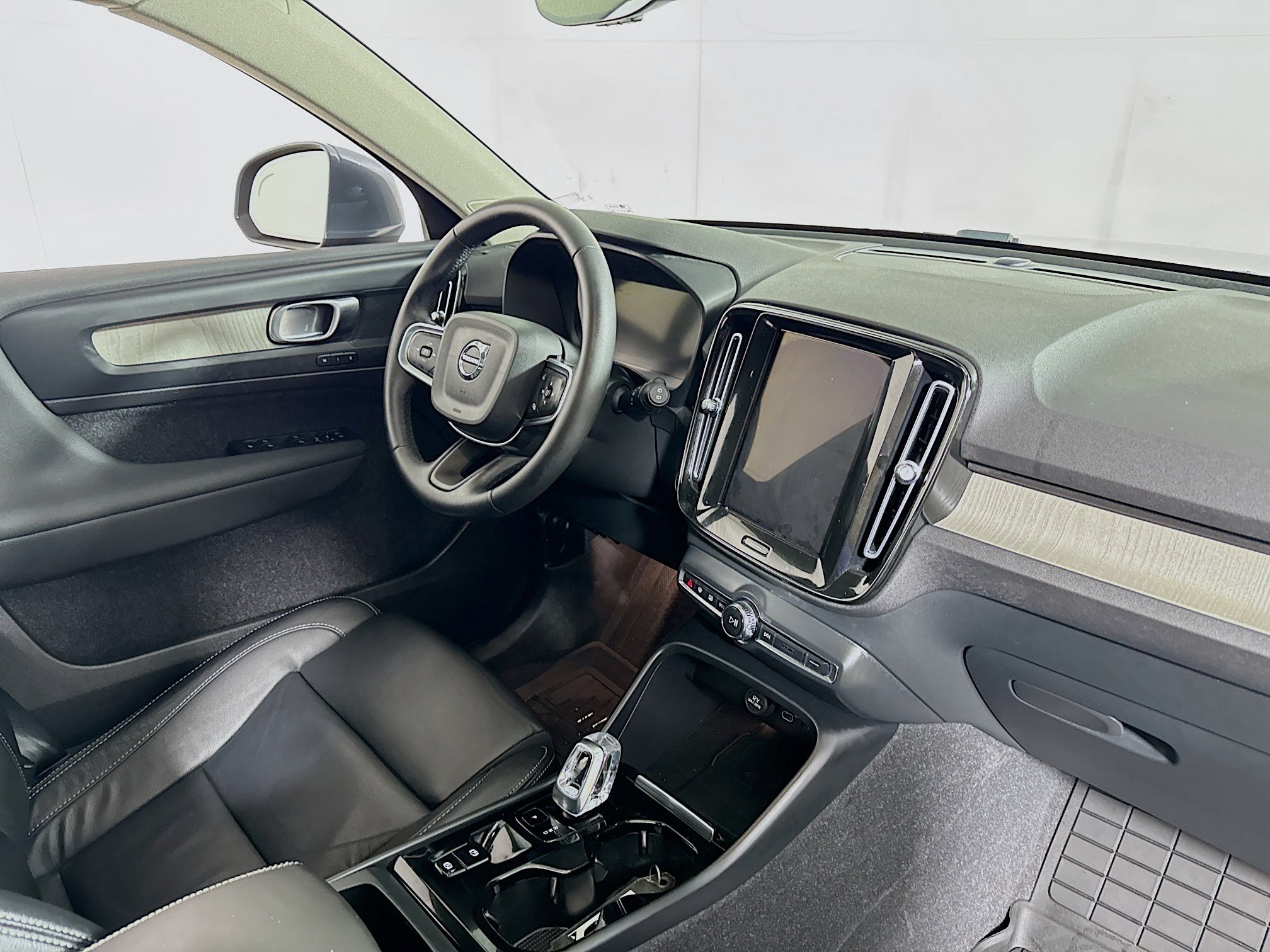 Used 2023 Volvo XC40 B5 Plus w/ Protection Package Premier AWD/4WD image 27