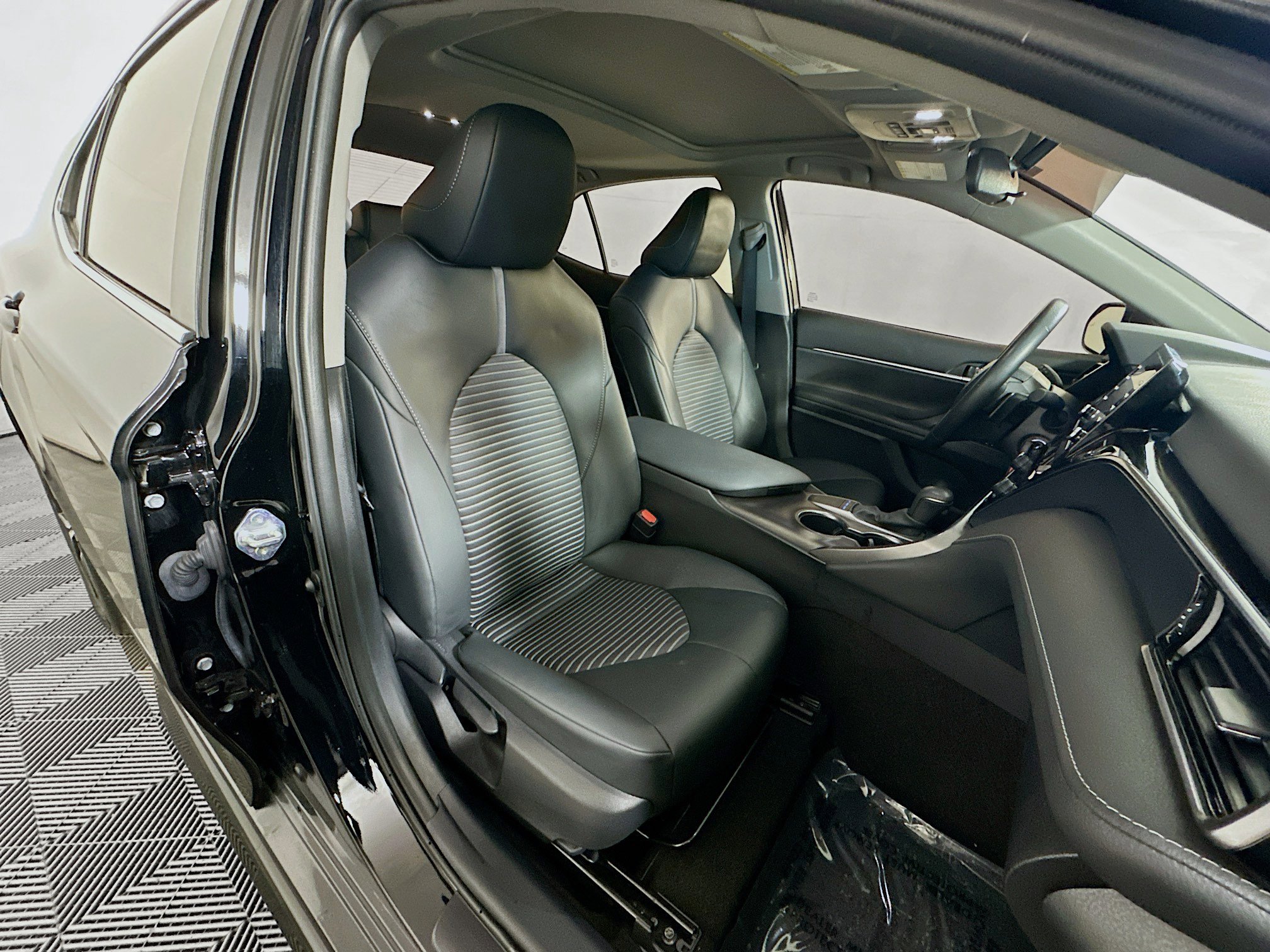 Used 2024 Toyota Camry SE image 27