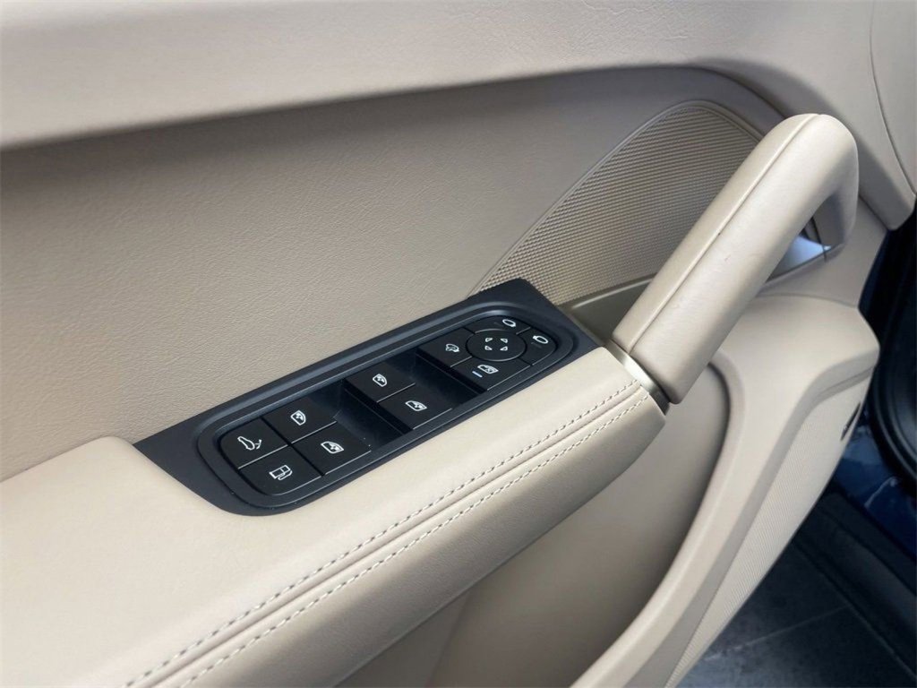 Certified 2025 Porsche Cayenne image 14