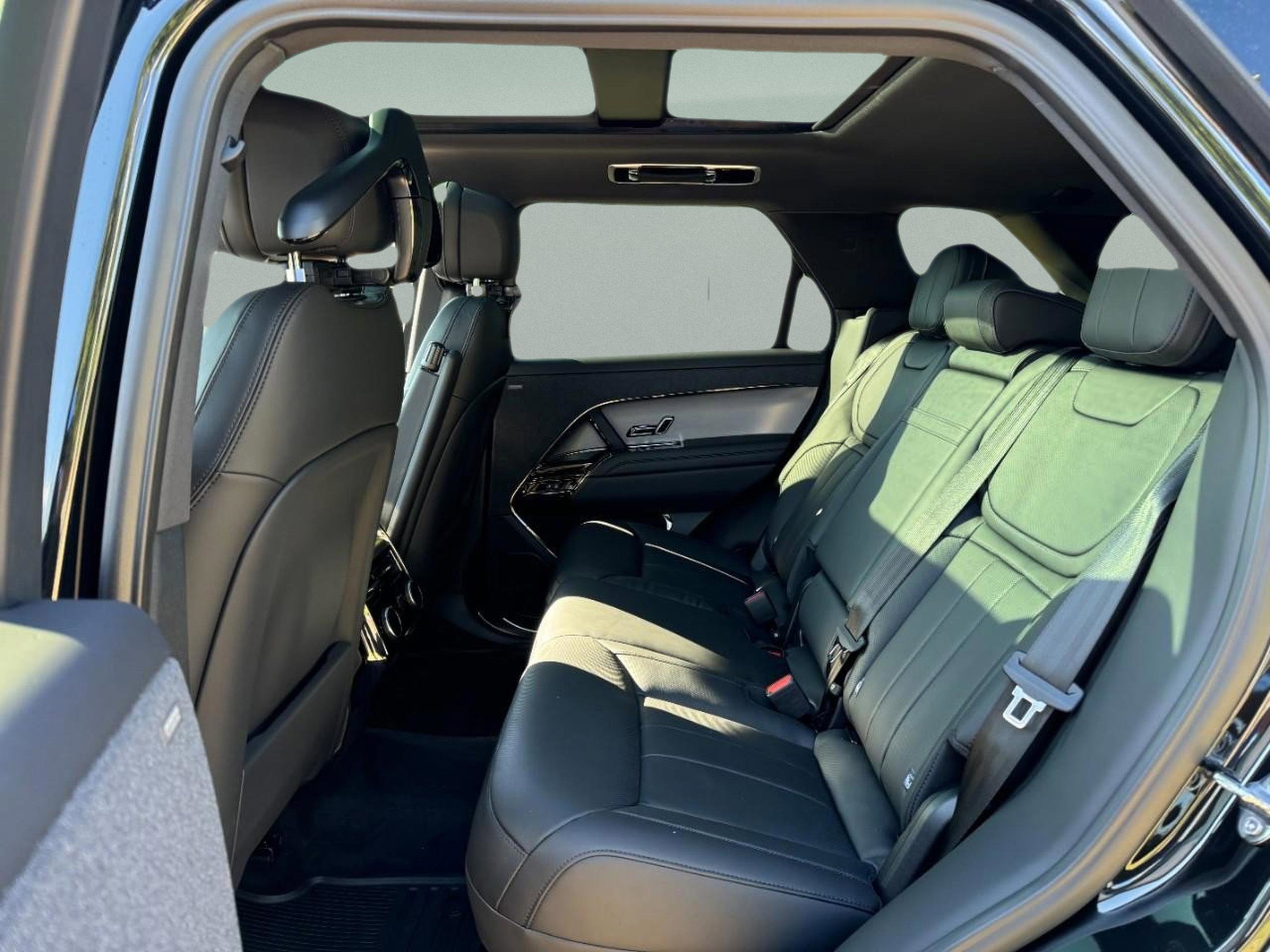 Used 2025 Land Rover Range Rover Sport SE image 8