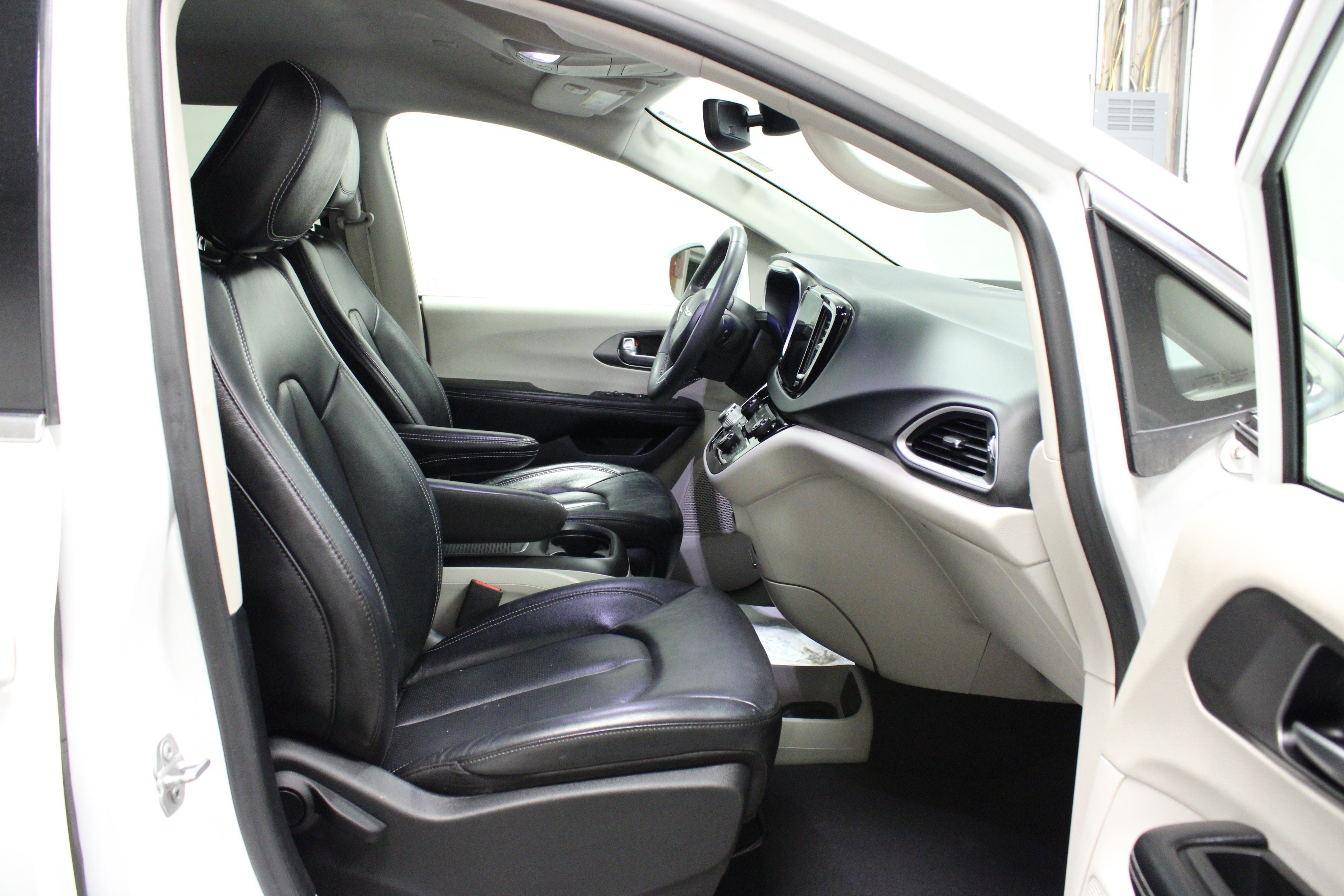 Used 2022 Chrysler Pacifica Touring-L FWD image 17
