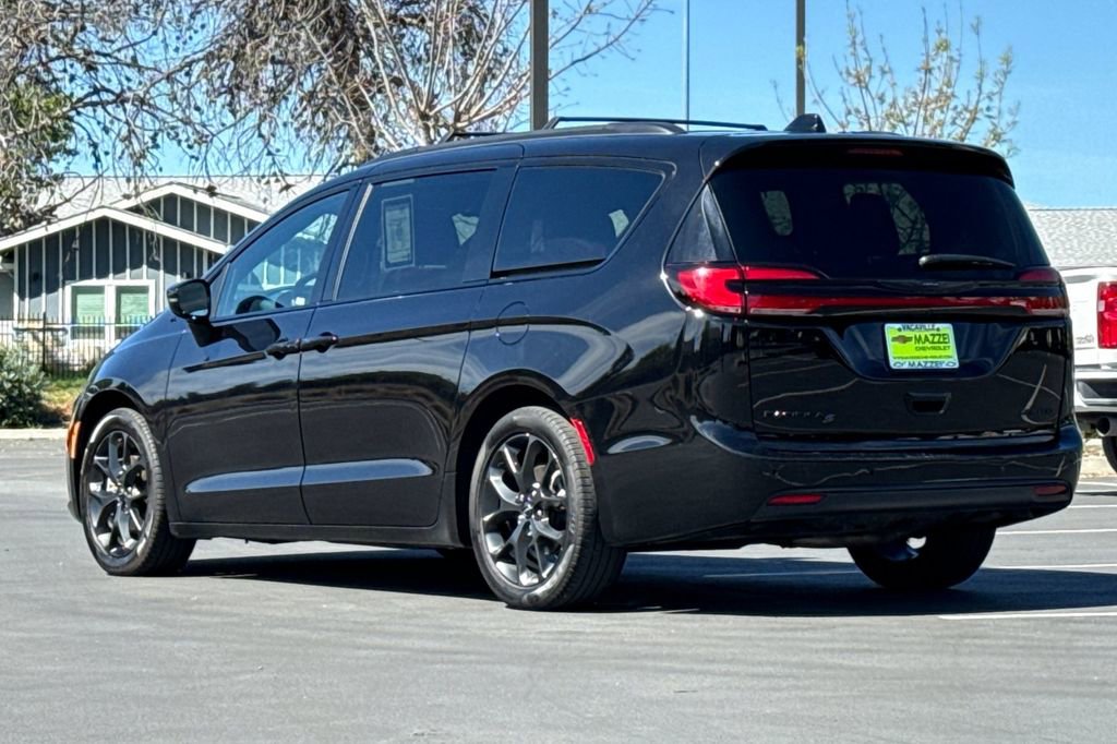 Used 2025 Chrysler Pacifica Limited image 3