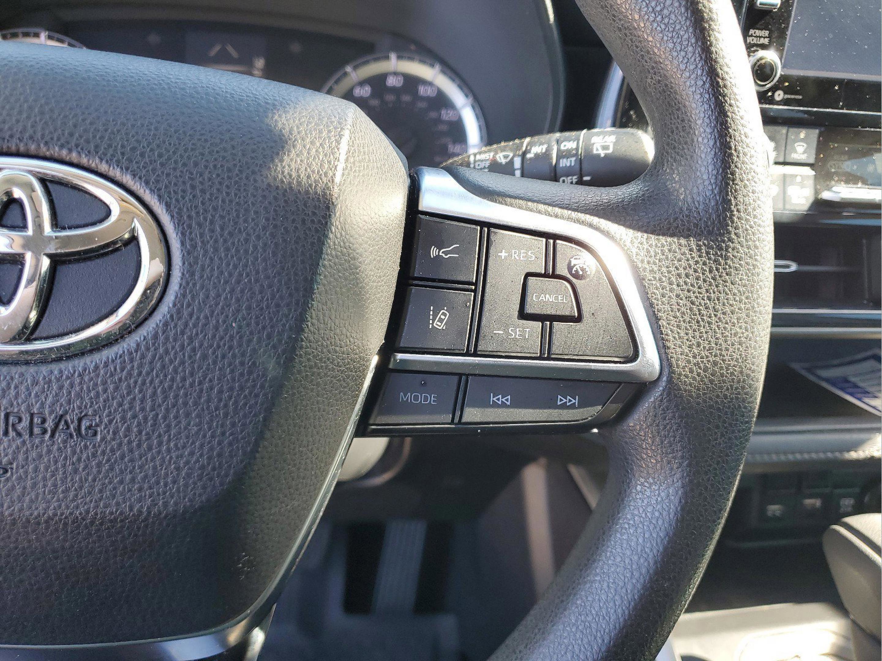 Used 2020 Toyota Highlander L image 27