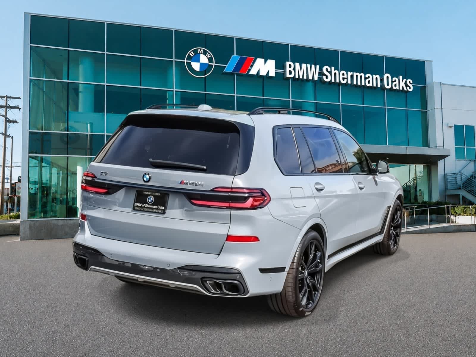 Used 2025 BMW X7 M60i AWD/4WD image 4