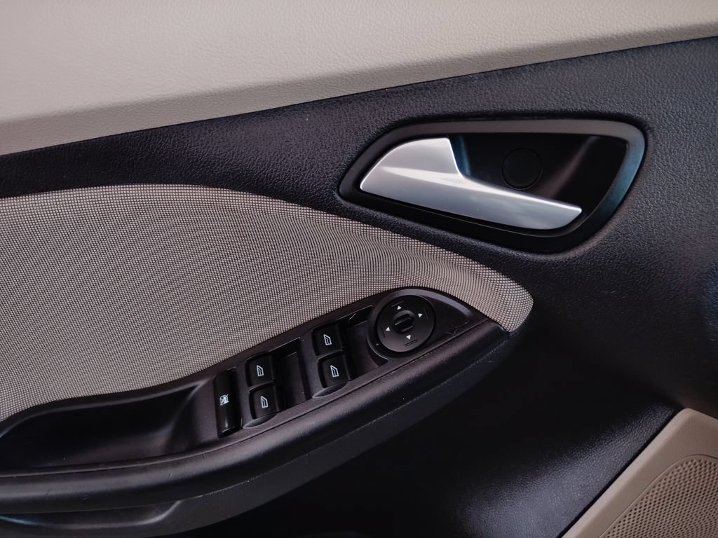 Used 2013 Ford Focus SE FWD image 21