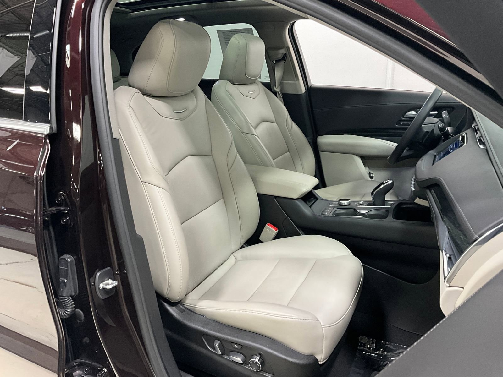 Used 2021 Cadillac XT4 Premium Luxury AWD/4WD image 7
