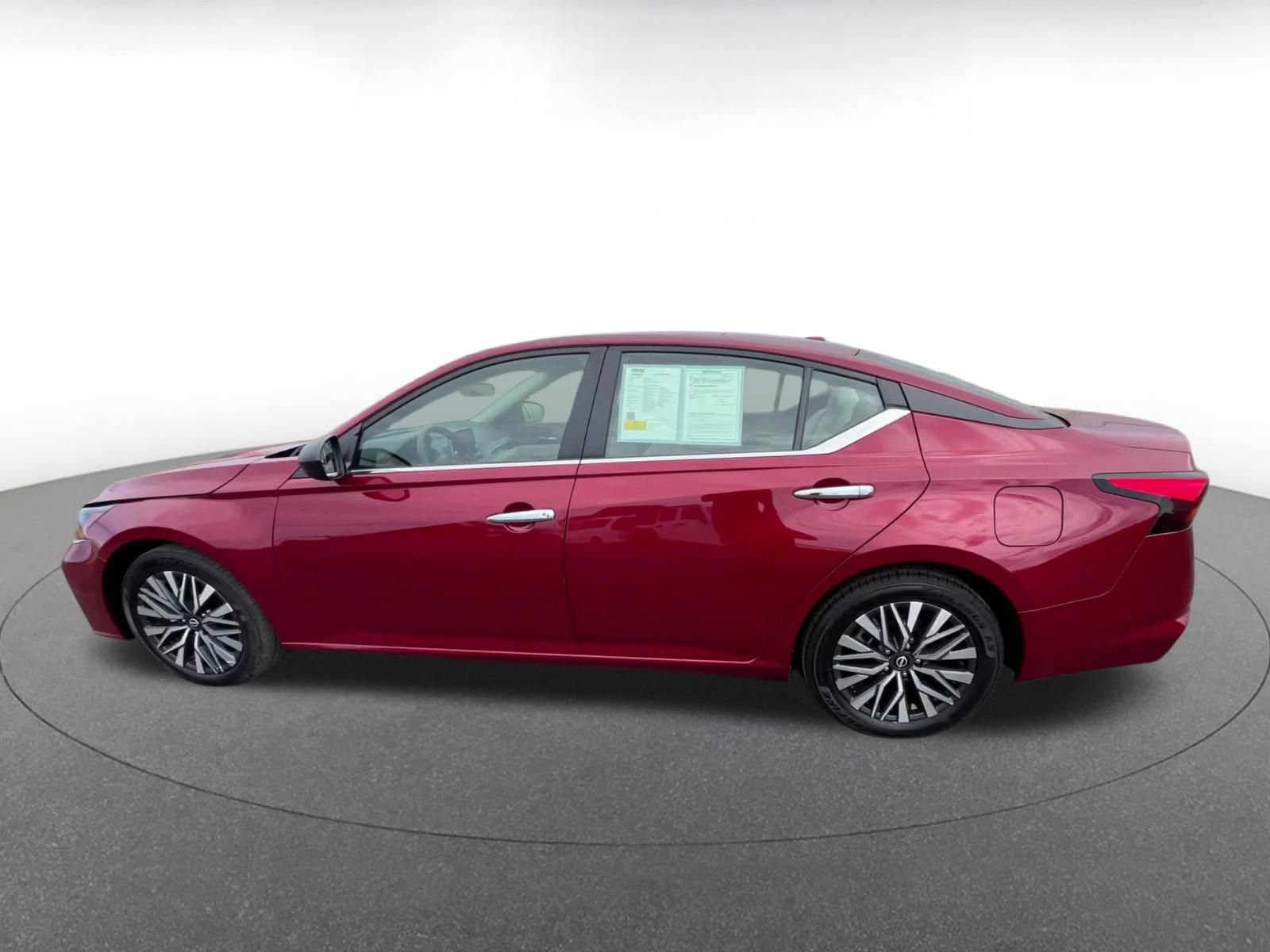 Used 2025 Nissan Altima 2.5 SV FWD image 9