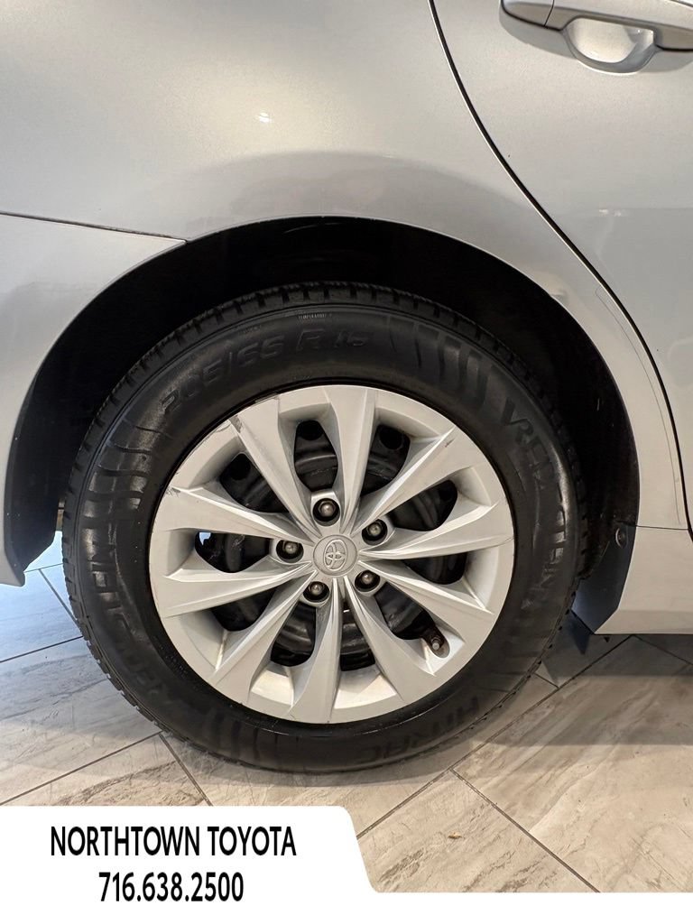 Used 2015 Toyota Camry LE FWD image 12