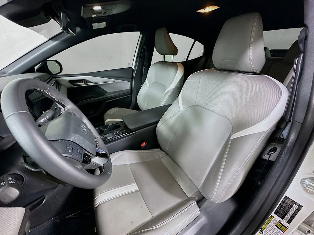 Used 2025 Toyota Camry SE w/ Convenience Package image 15
