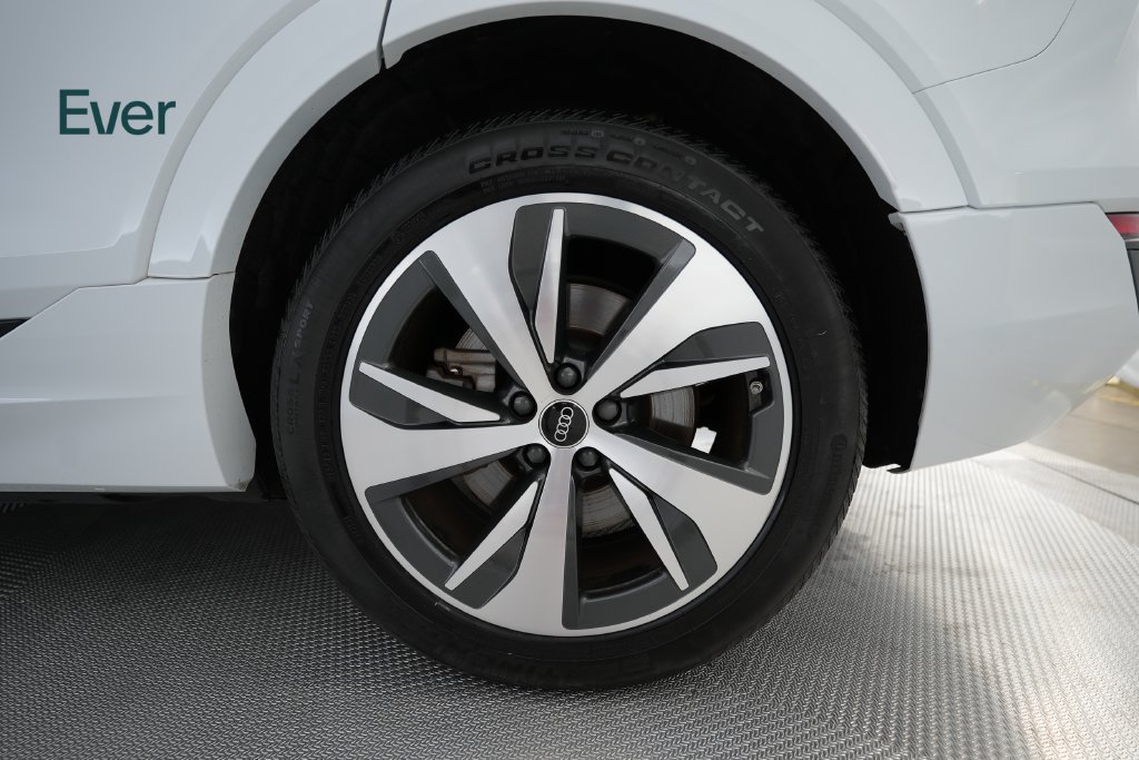 Used 2024 Audi Q8 e-tron Premium AWD/4WD image 9