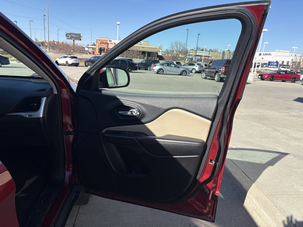 Used 2015 Jeep Cherokee Limited image 23