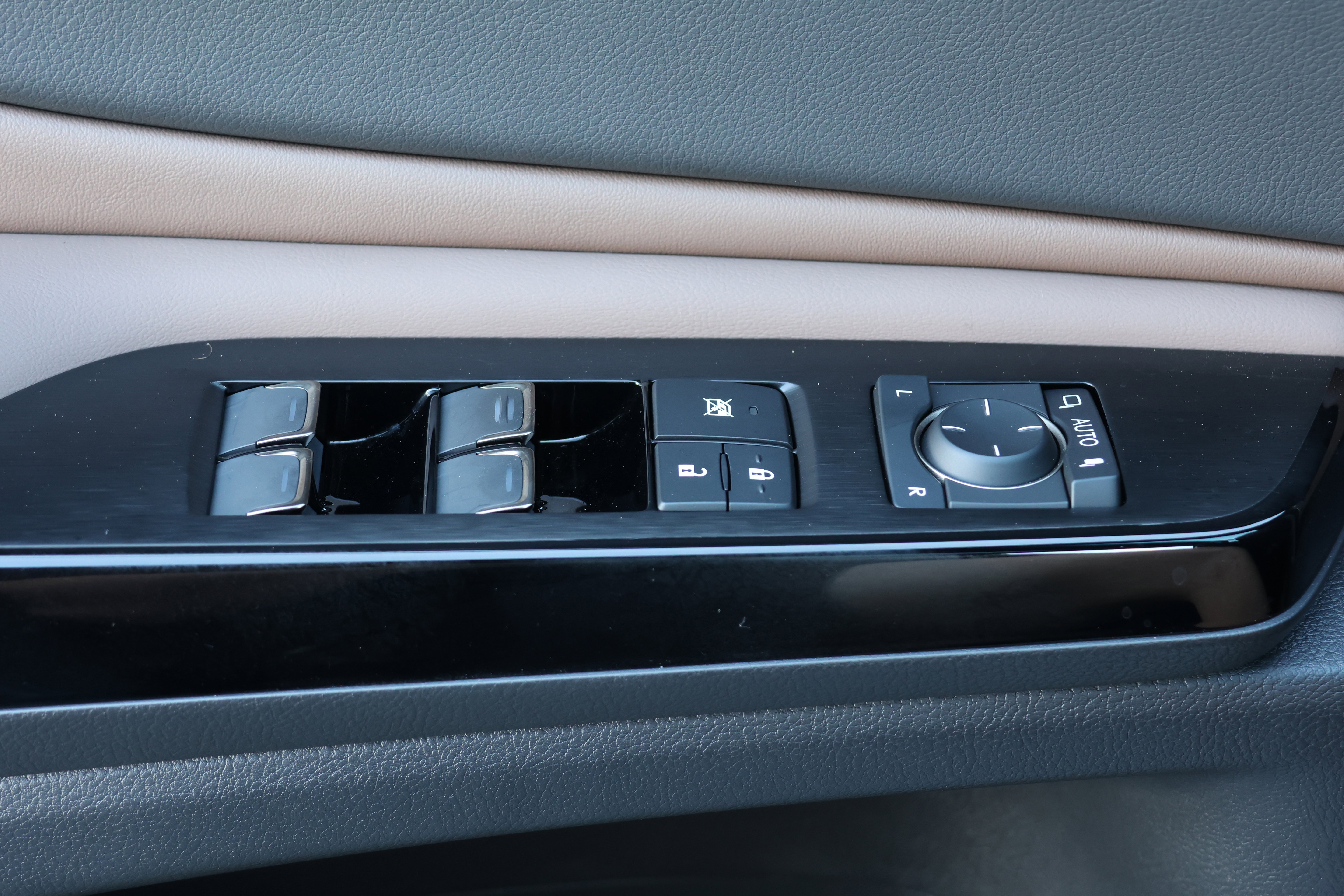 Used 2025 Lexus ES 350 w/ Premium Package image 14