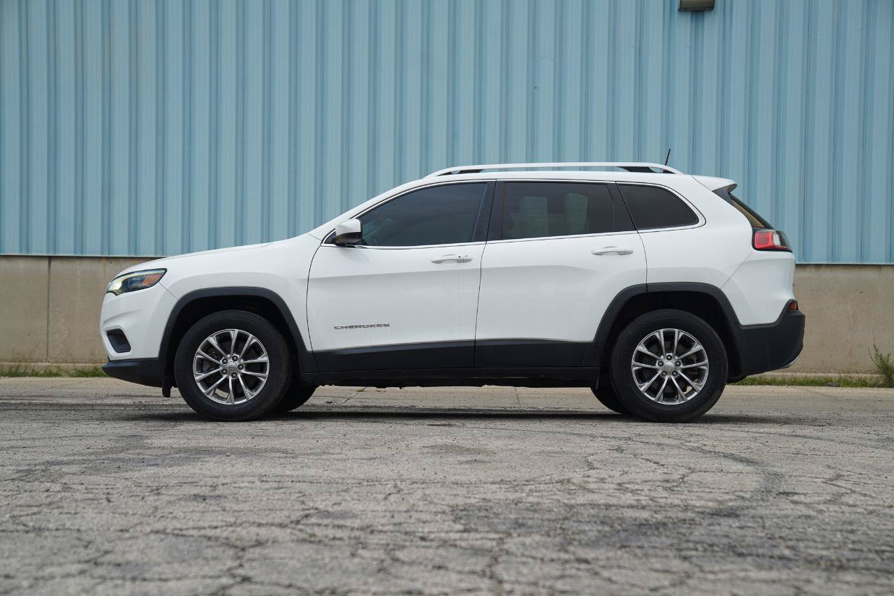 Used 2019 Jeep Cherokee Latitude Plus w/ Cold Weather Group AWD/4WD image 6