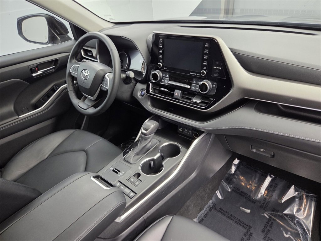 Used 2022 Toyota Highlander XLE image 12