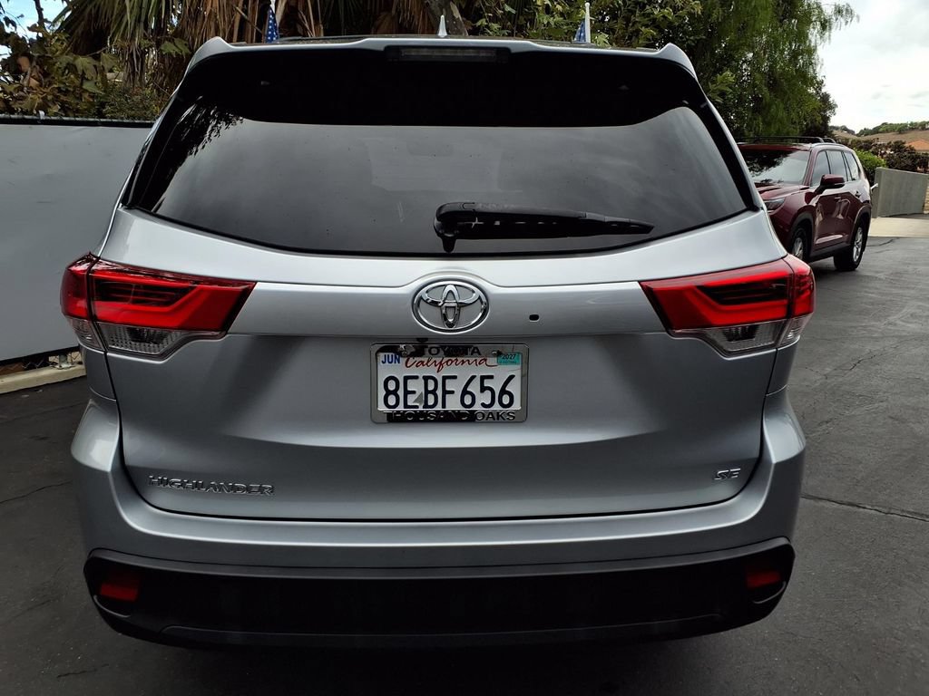 Certified 2018 Toyota Highlander SE FWD image 9