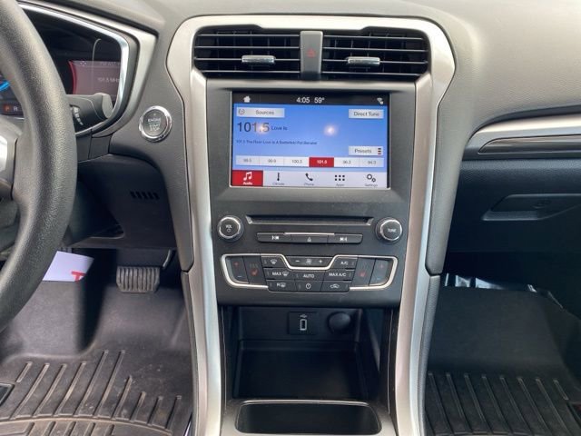 Used 2017 Ford Fusion SE w/ Fusion SE Technology Package image 16