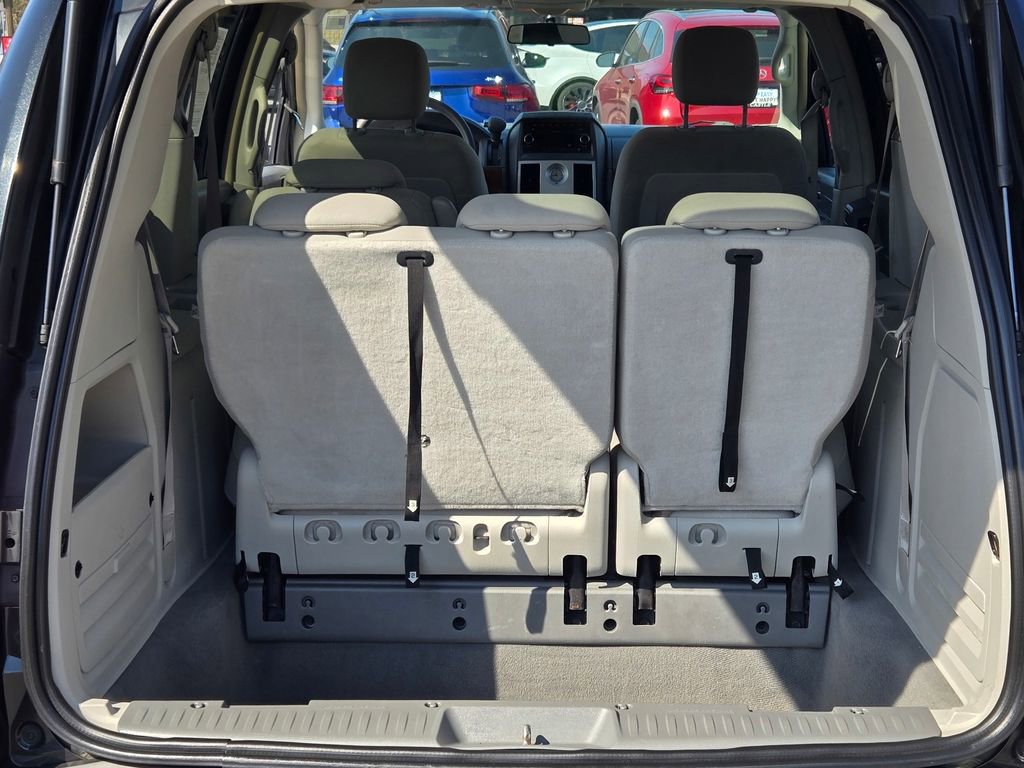 Used 2009 Chrysler Town & Country LX image 20
