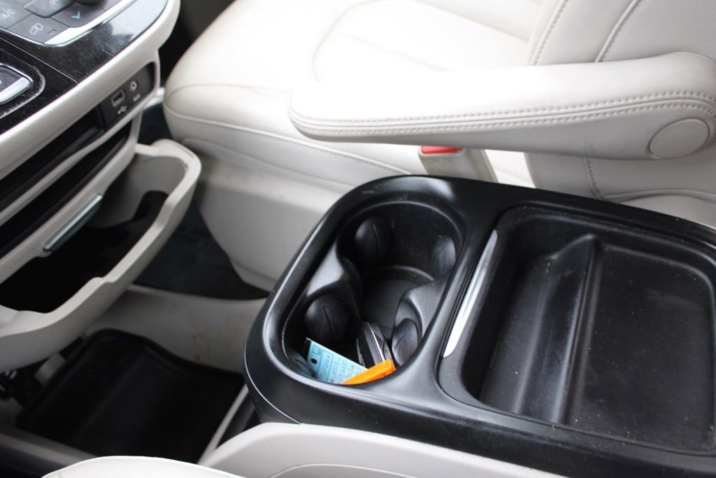 Used 2017 Chrysler Pacifica Touring-L image 46