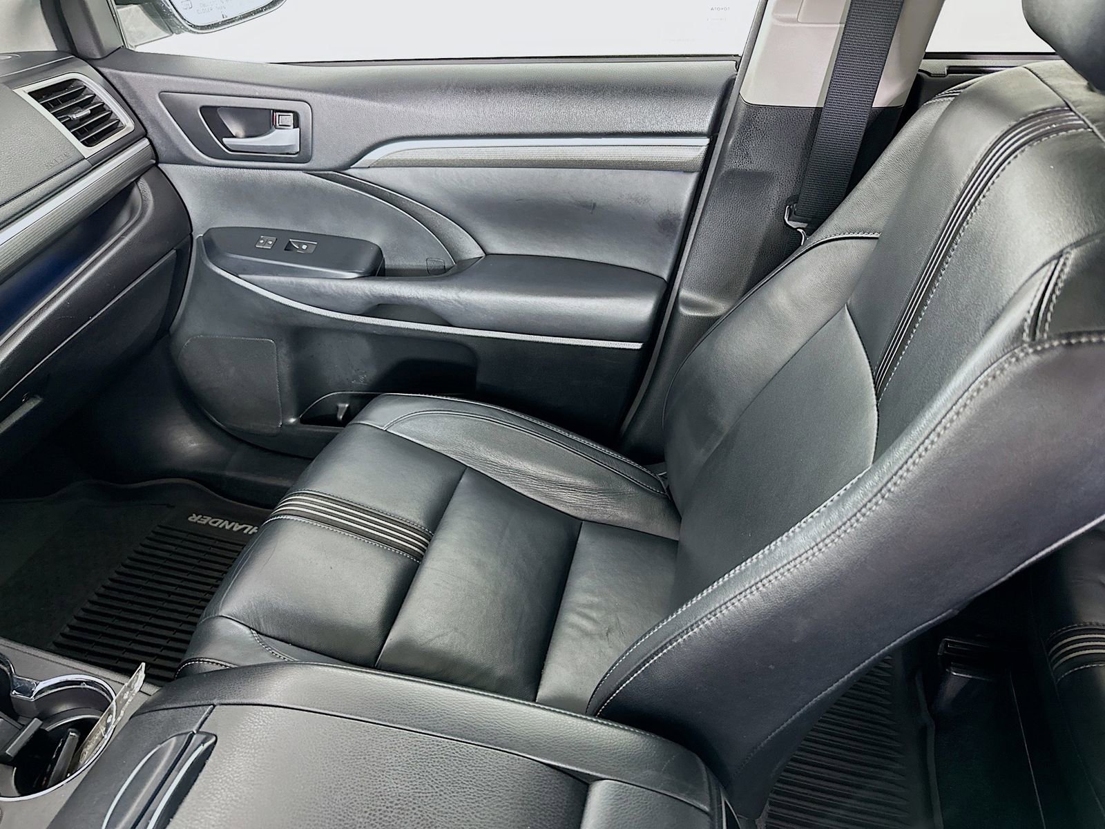 Used 2017 Toyota Highlander SE image 24