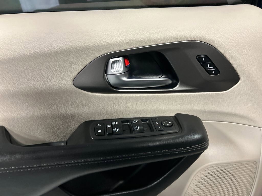 Used 2019 Chrysler Pacifica Limited FWD image 14