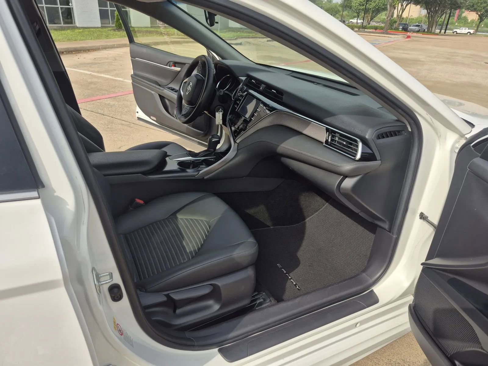 Used 2018 Toyota Camry SE FWD image 16