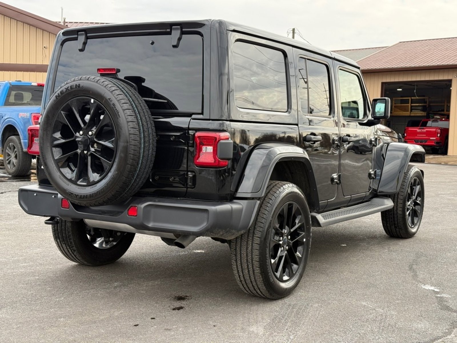 Used 2025 Jeep Wrangler Unlimited Sahara image 8