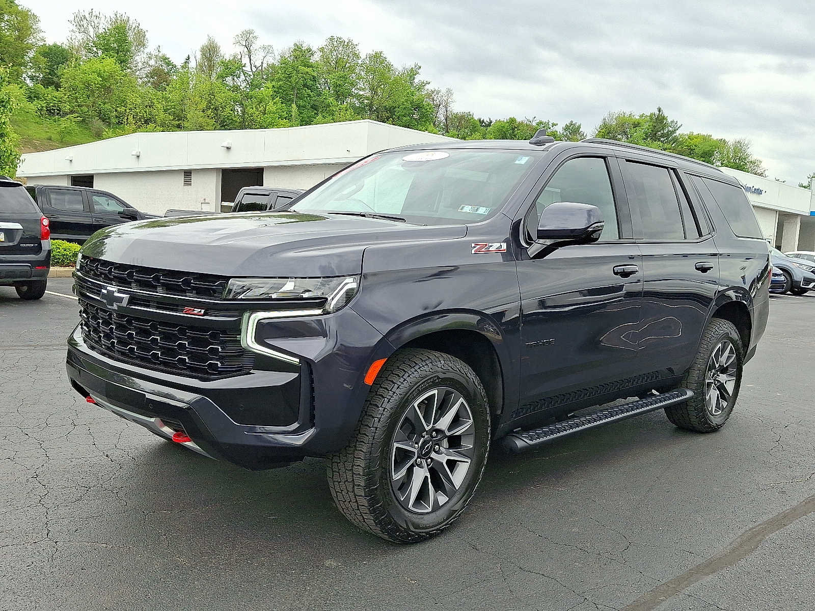 Used 2023 Chevrolet Tahoe Z71 w/ Luxury Package AWD/4WD image 3
