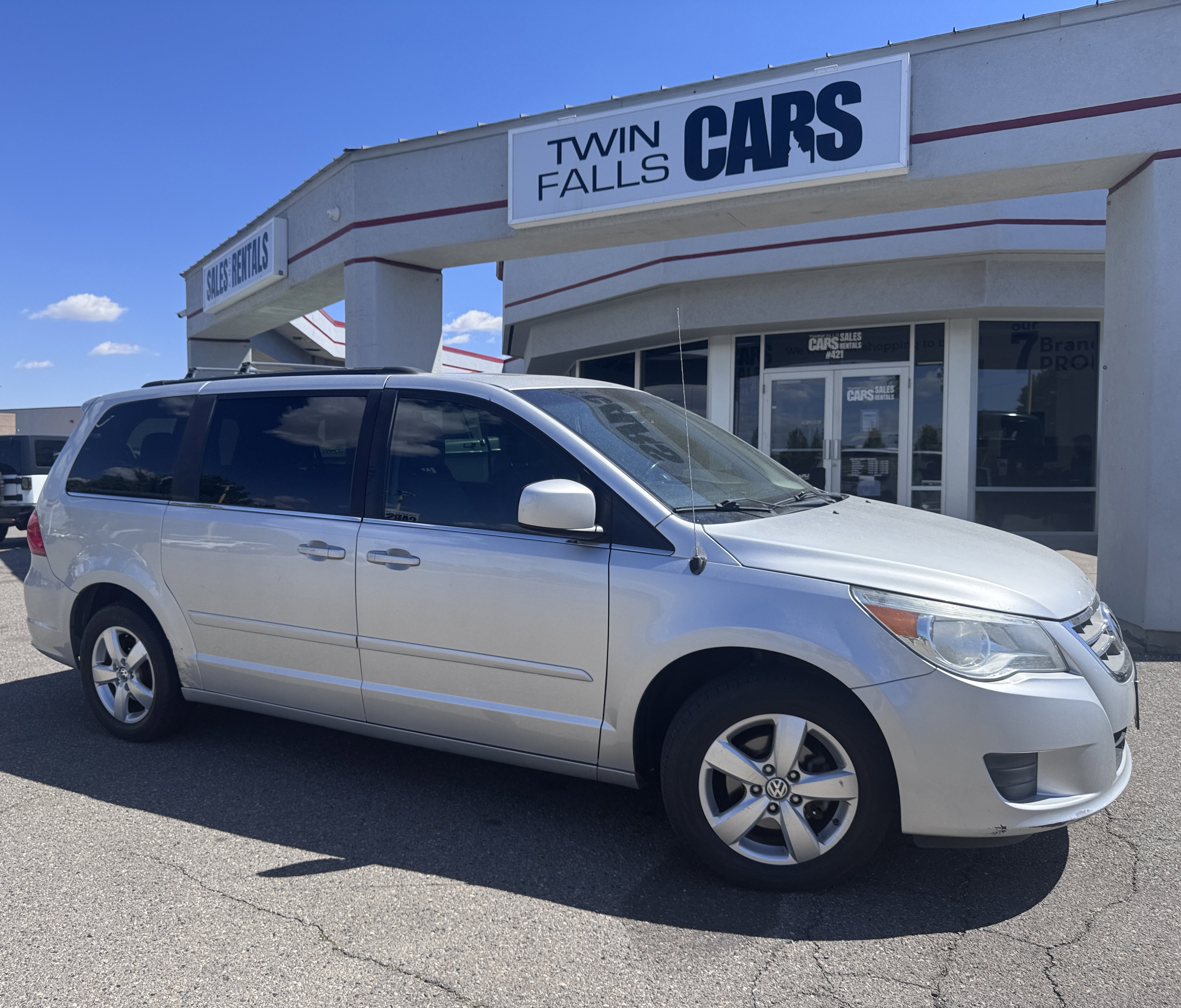 Used 2011 Volkswagen Routan SEL FWD image 2