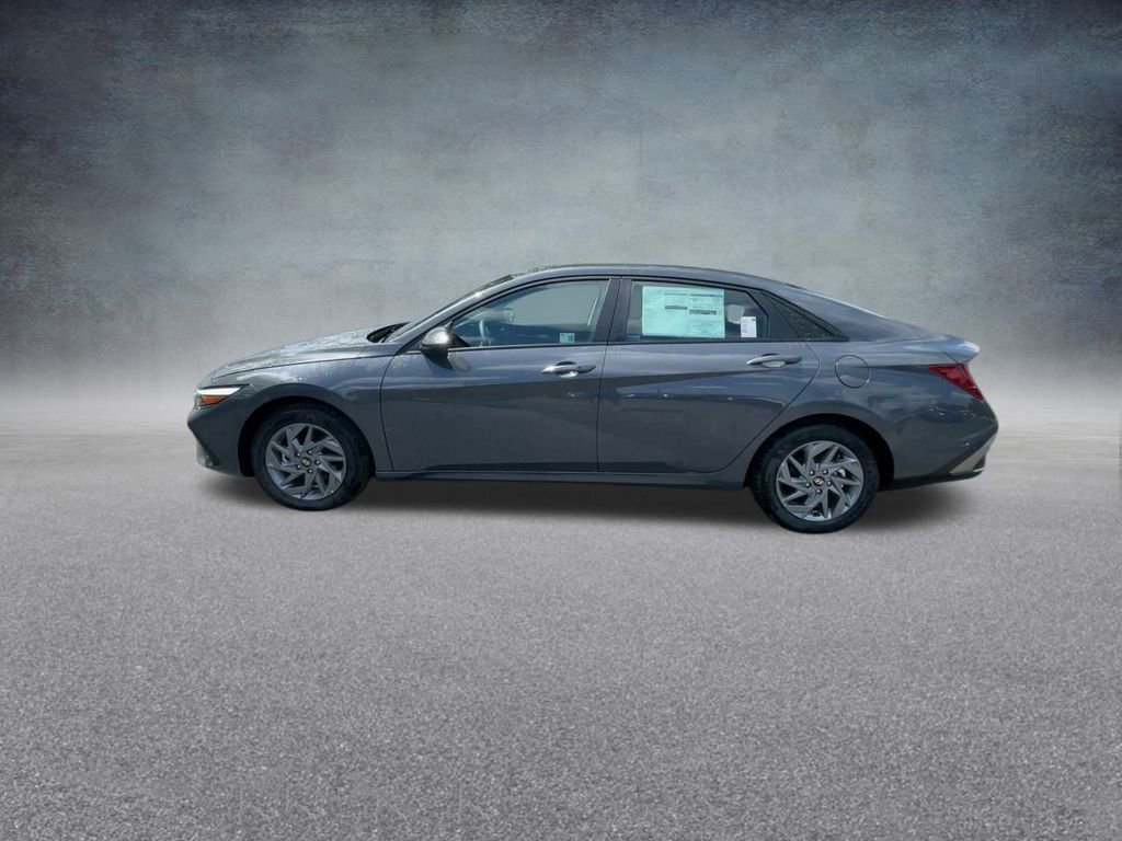 Used 2025 Hyundai Elantra Blue image 13
