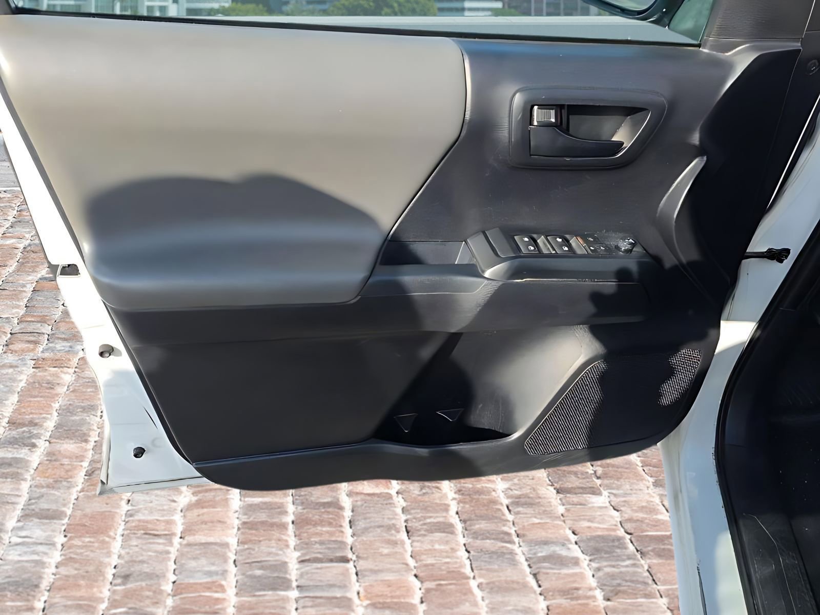 Used 2021 Toyota Tacoma SR w/ SR Convenience Package image 12