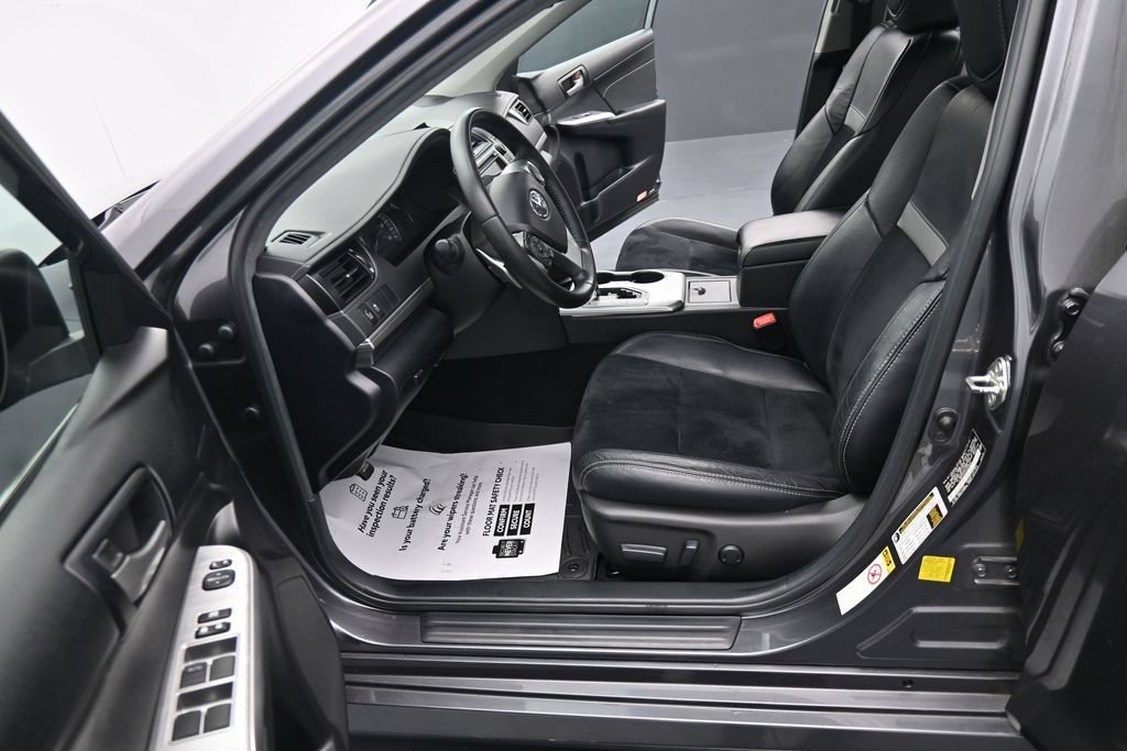 Used 2014 Toyota Camry SE w/ Leather Package FWD image 17
