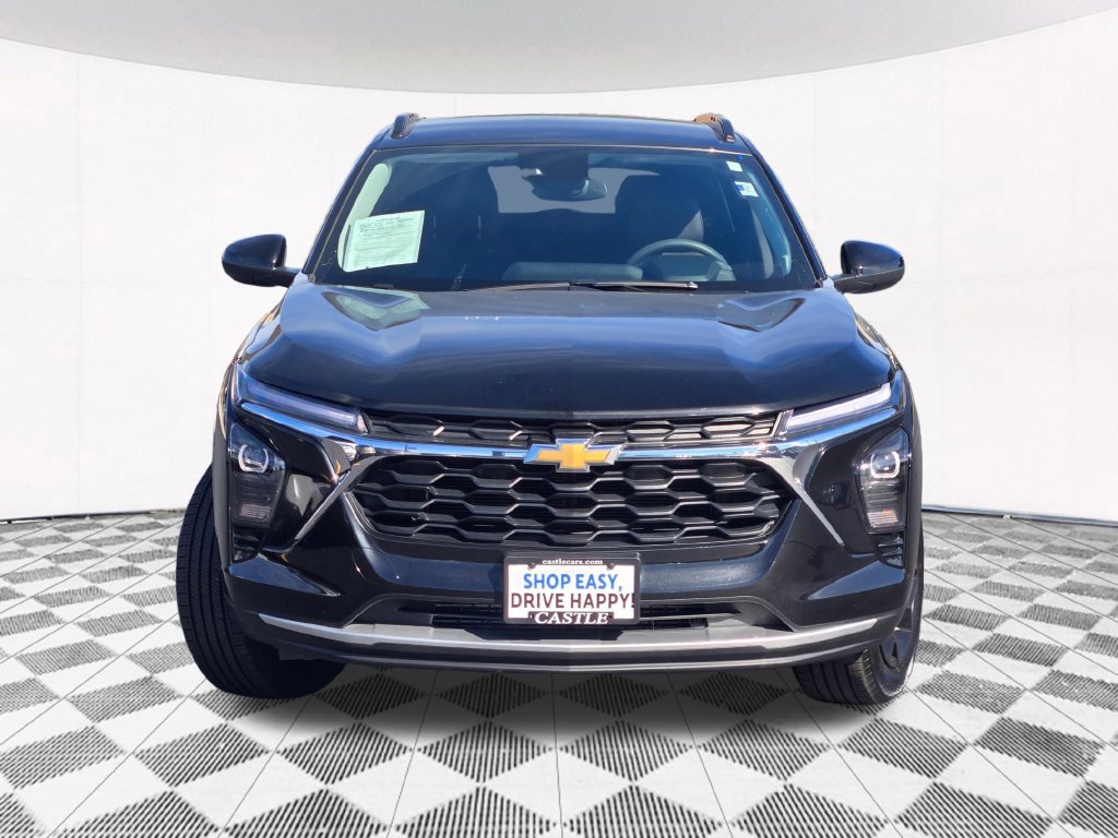 Used 2025 Chevrolet Trax LT FWD image 3