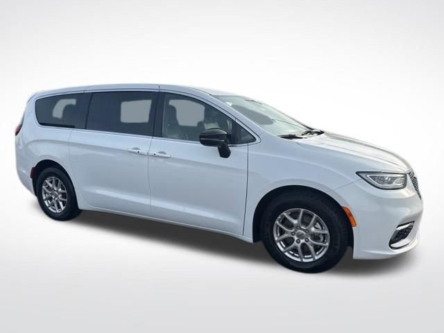 Used 2025 Chrysler Pacifica Select image 6