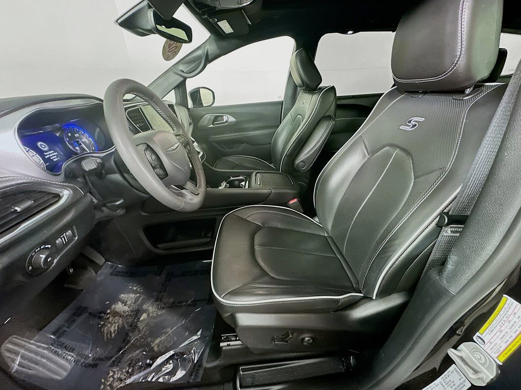 Certified 2025 Chrysler Pacifica Limited image 30