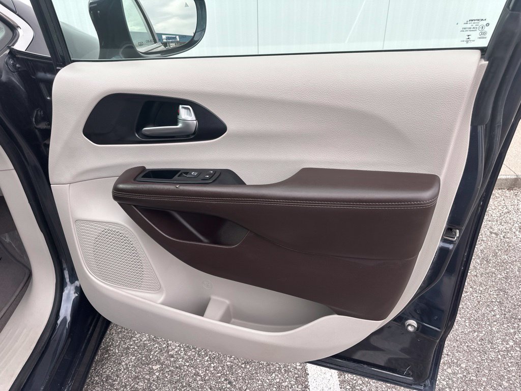 Used 2020 Chrysler Pacifica Touring-L Plus FWD image 33