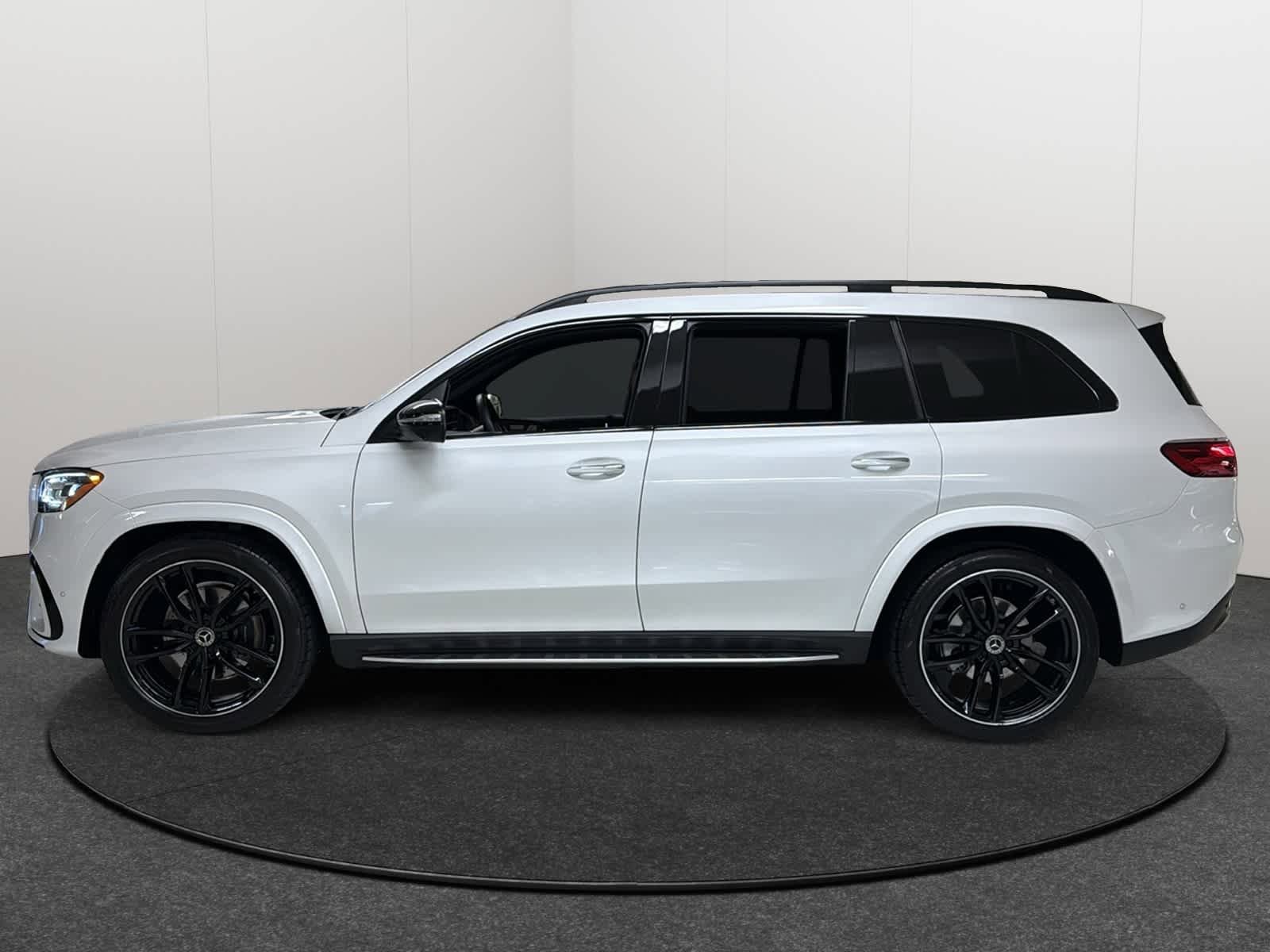 Used 2024 Mercedes-Benz GLS 580 4MATIC image 3