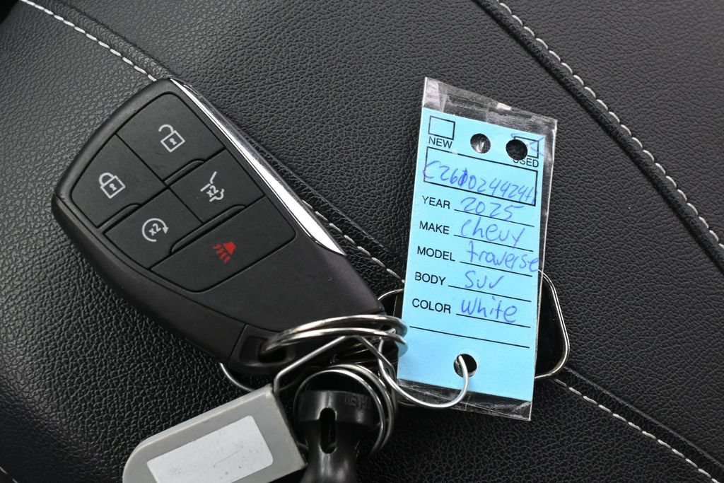 Used 2025 Chevrolet Traverse LT FWD image 29