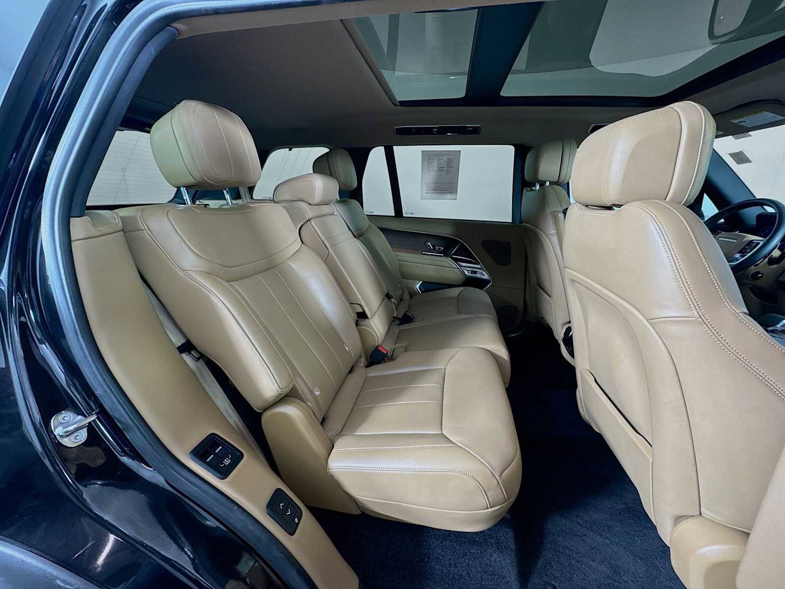 Used 2024 Land Rover Range Rover Long Wheelbase SE image 27