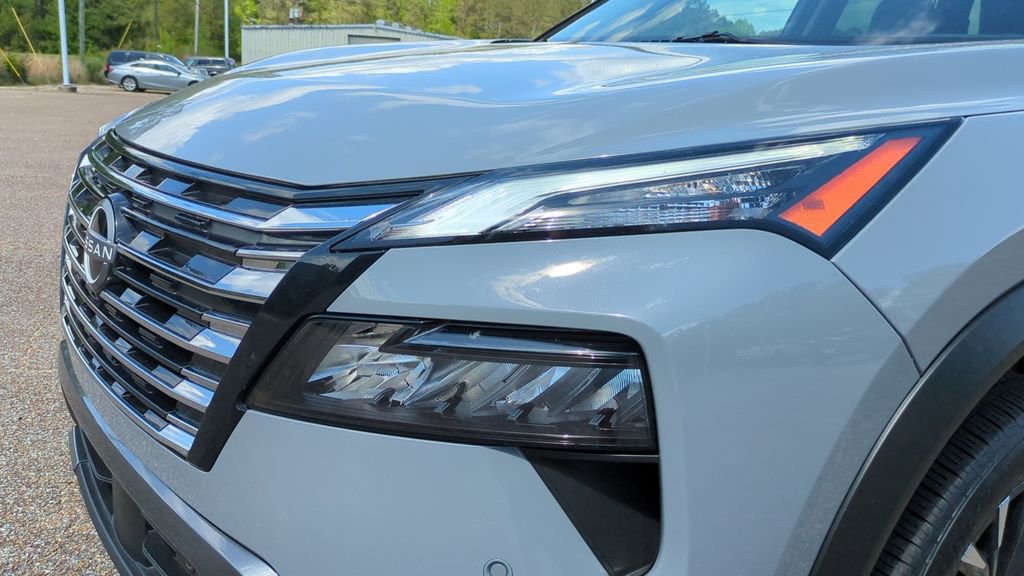 Used 2025 Nissan Rogue SL w/ Tech Package FWD image 8