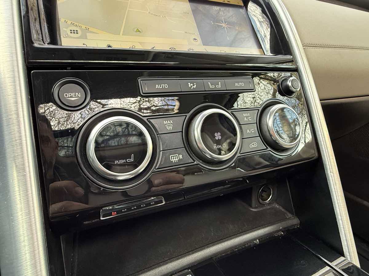 Used 2018 Land Rover Discovery HSE image 23