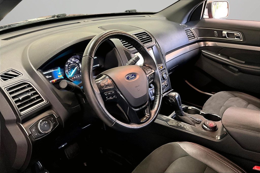 Used 2018 Ford Explorer XLT w/ XLT Appearance Package AWD/4WD image 17