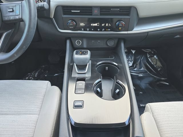 Used 2023 Nissan Rogue SV FWD image 3
