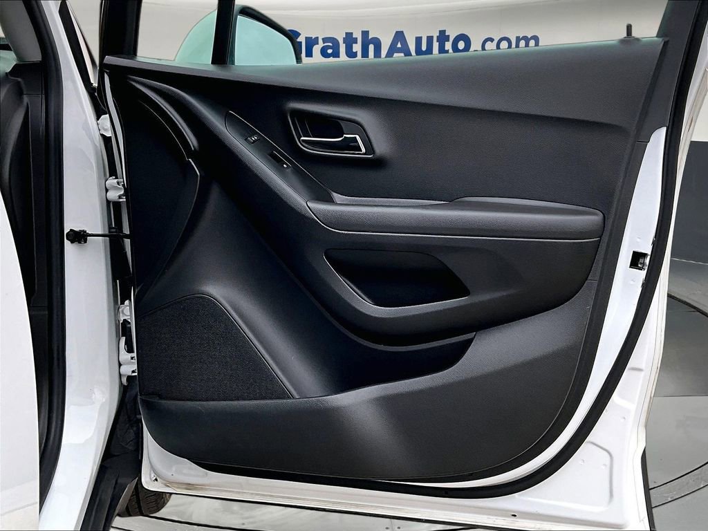 Used 2020 Chevrolet Trax LT w/ LT Convenience Package FWD image 30