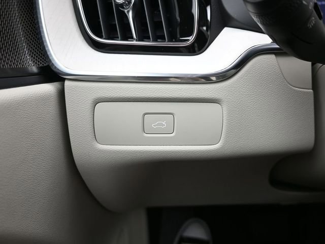 New 2026 Volvo XC60 B5 Ultra w/ Protection Package Premier image 29