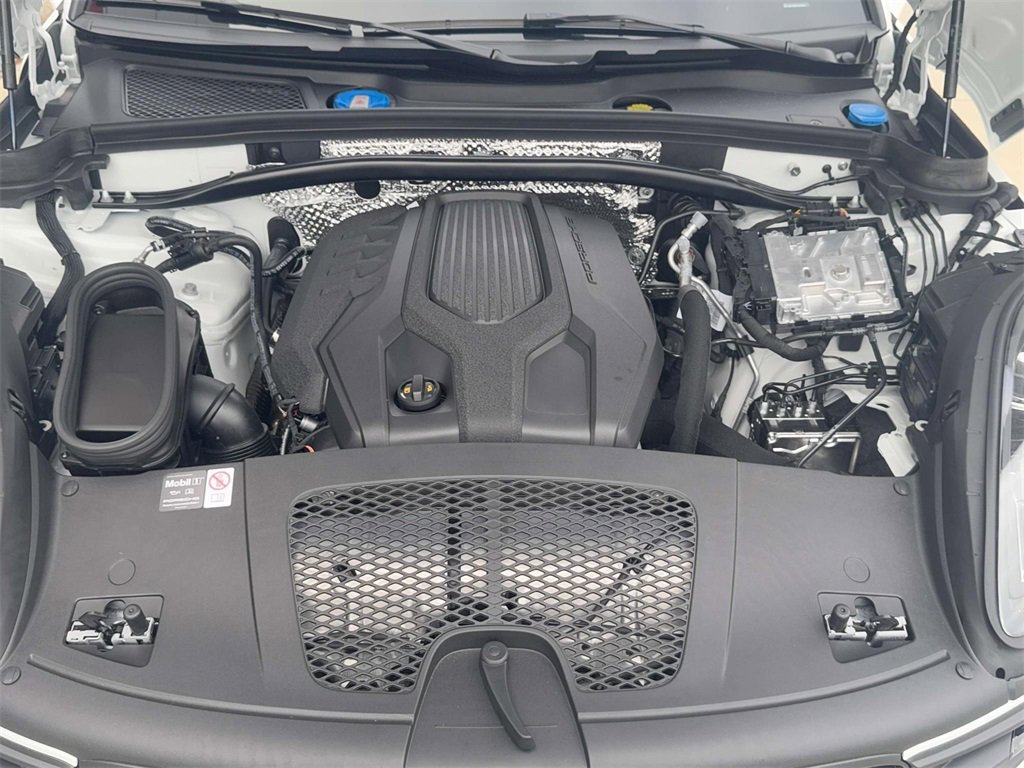 Used 2025 Porsche Macan image 27